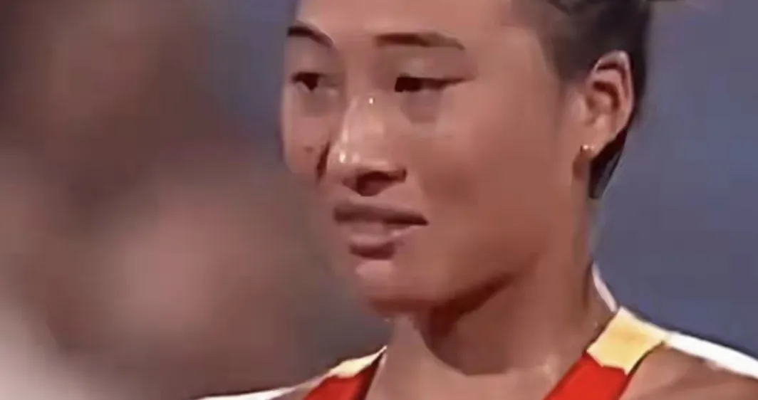 祝贺！郑钦文太有排面了，春节和理疗师体能师聚餐！