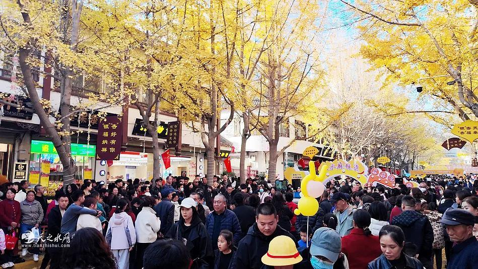 天水黄金大道变身初冬舞台，自发歌舞汇成城市暖流！