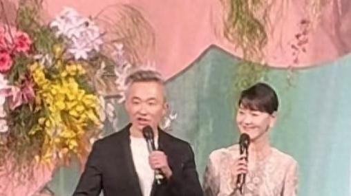网友晒出上海主持人程雷主持婚宴视频，称他的台词是别人学不来的
