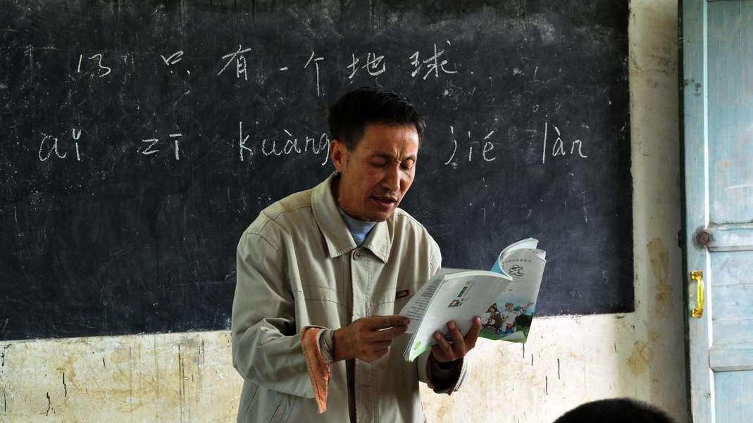 乡村教师自制“短视频教案”走红：土墙教室里的教育突围战