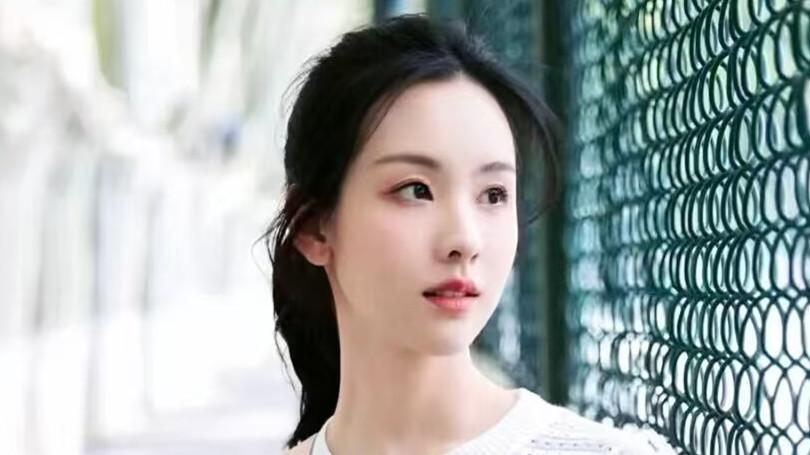 陈都灵出席活动，穿镂空针织衫配百褶裙，优雅大气太出挑！