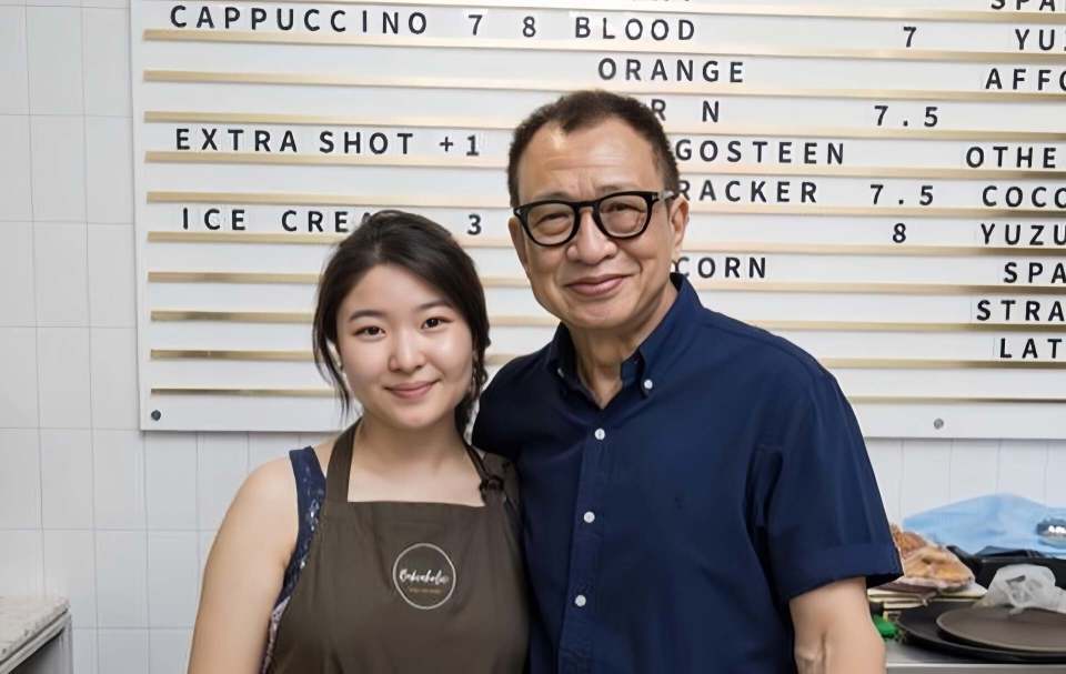 76岁许绍雄悄悄抗癌走了：切除肾第二天回片场，最后笑容留给女儿镜头