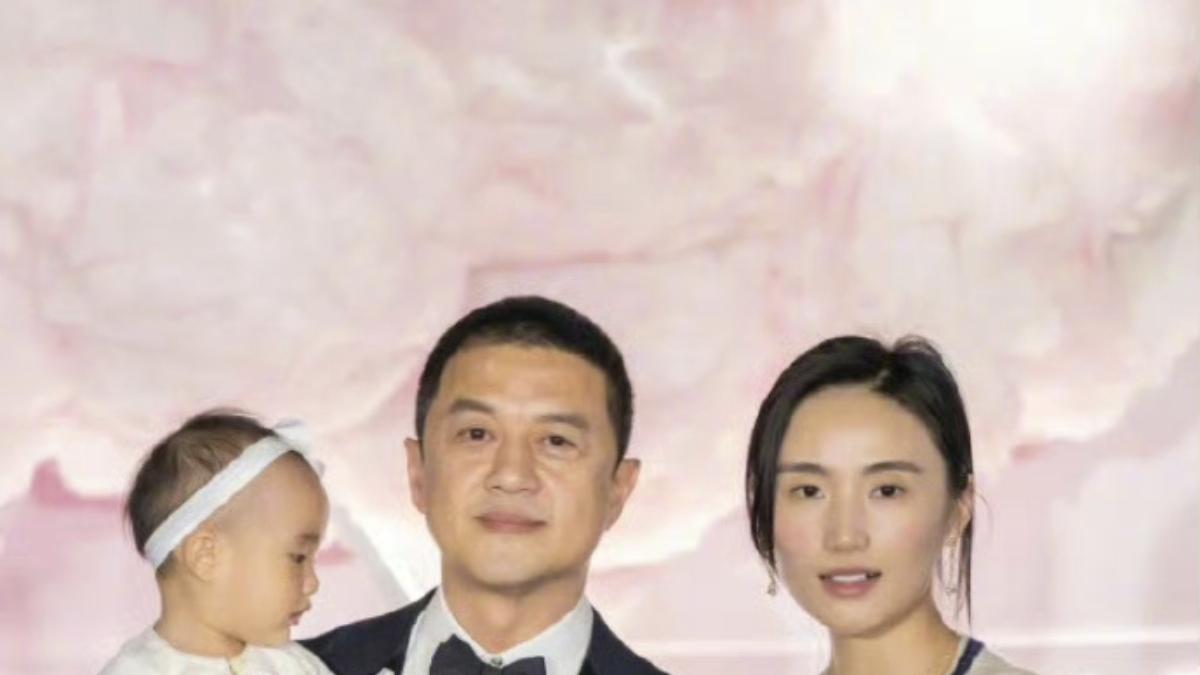 54岁李亚鹏宣布离婚！全网围观这场“创纪录式离婚”