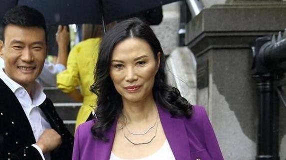 邓文迪把野心穿在身上！穿紫色西装+烟管裤跟男友人逛街，太高级