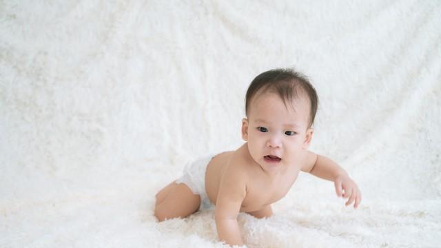 宝宝大动作发育没跟上？这份自查指南，家长快收好！