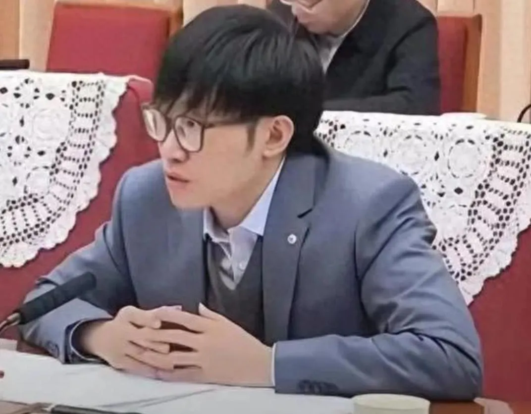 DeepSeek梁文锋参会坐第一排，别再问为啥了，人身家直追“首富”去了