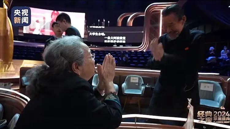 89岁李明启向李雪健恭敬鞠躬，艺术家重逢惺惺相惜，真乃德艺双馨