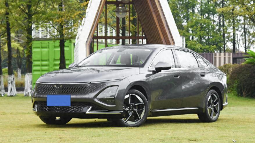 便宜没好货？中型插混车8.88万元起售，五菱星光PHEV靠谱吗？