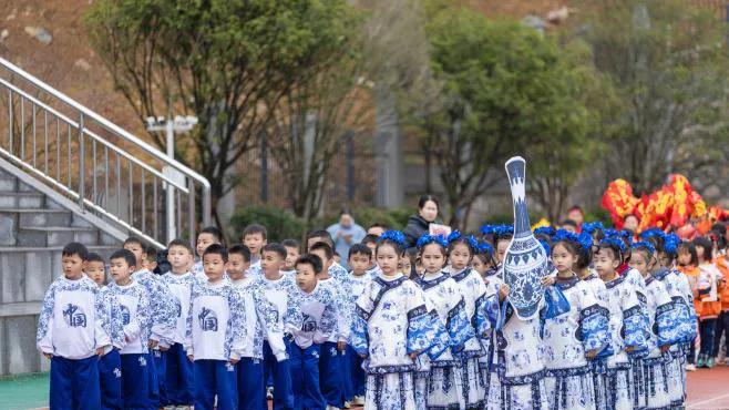 盘州市第十四小学运动会开幕：古今交融展新时代少年风采