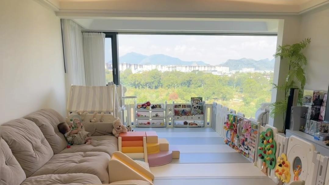 有娃家庭的客厅已经被娃娃占领啦