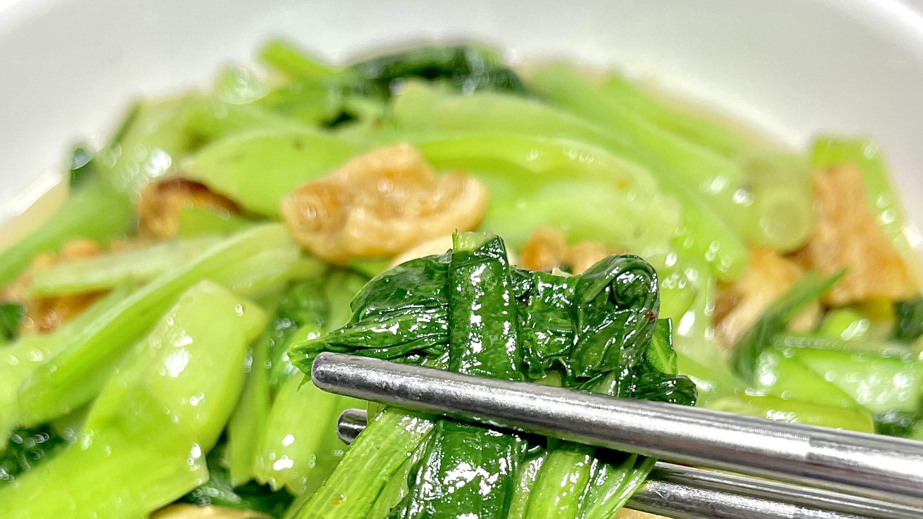 可别扔了那碗油渣！它可是让青菜好吃十倍的法宝