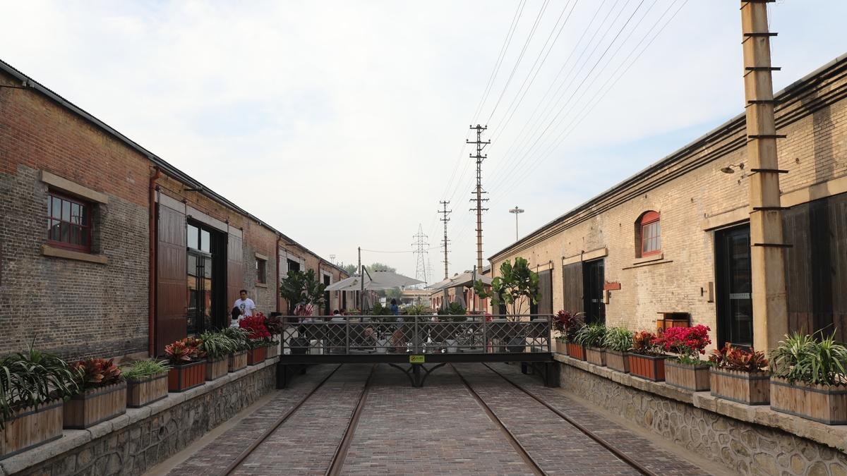 霓虹灯下的红砖记忆——石家庄工业遗址变身城市活力新地标