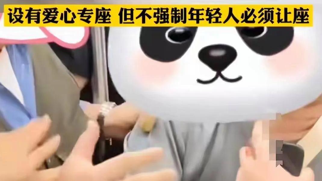 反转！小伙不让座遭威胁后续：大爷上手拖拽，原视频曝光官方回应