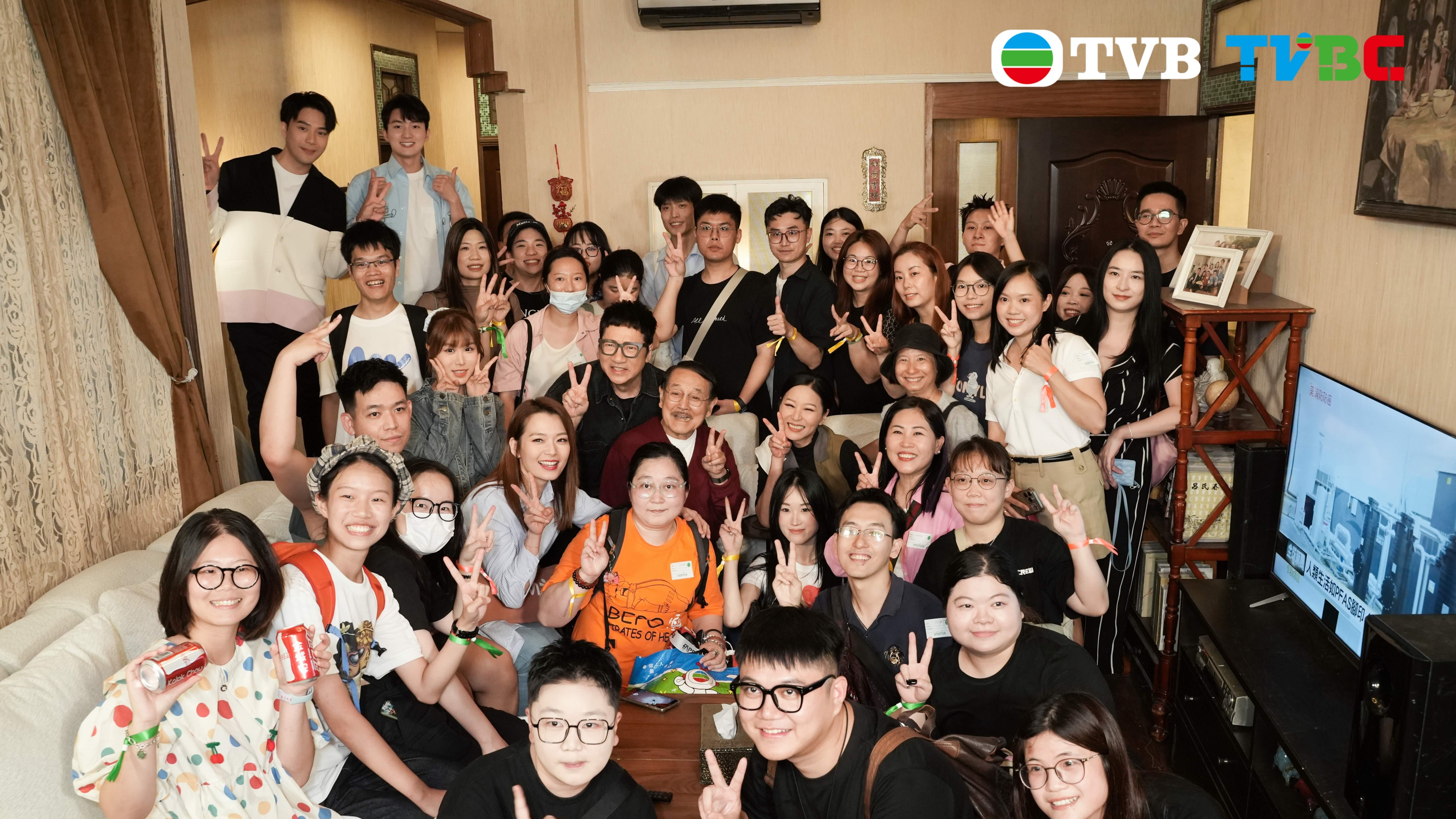 TVB粉丝获邀《爱·回家之开心速递》剧组探班，熊家成员热情招待