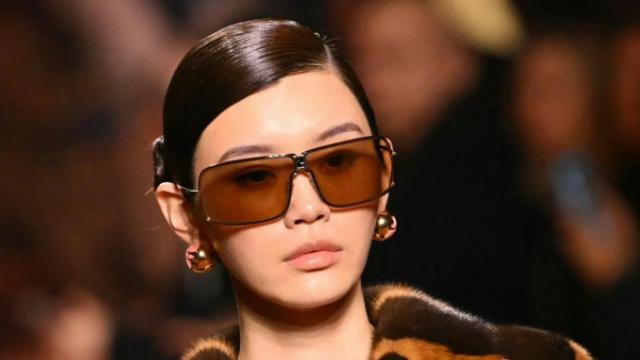 《涅槃重生走上T台，奚梦瑶米兰时装周自信回归，三胎计划引猜测》