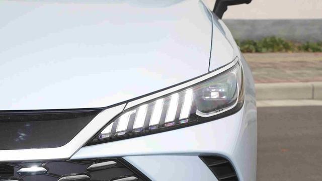 丰田燃油车销量跌出前十，比亚迪秦PLUS杀疯了，家用还是网约车？