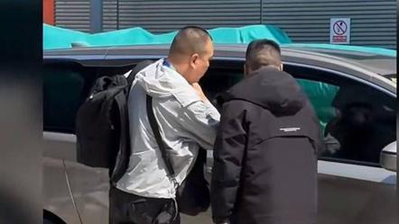 大乌龙！董宇辉车辆遭安保人员驱赶，本人下车后刘队的眼神亮了