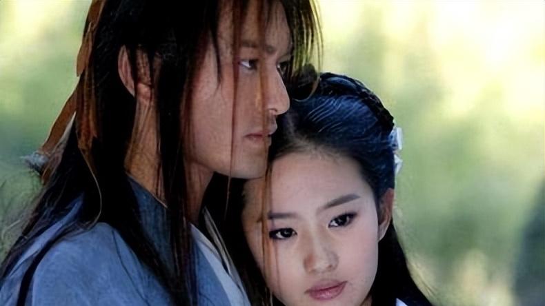 她曾是黄晓明最爱的女人，身材样貌不输杨颖，如今38岁还孑然一身