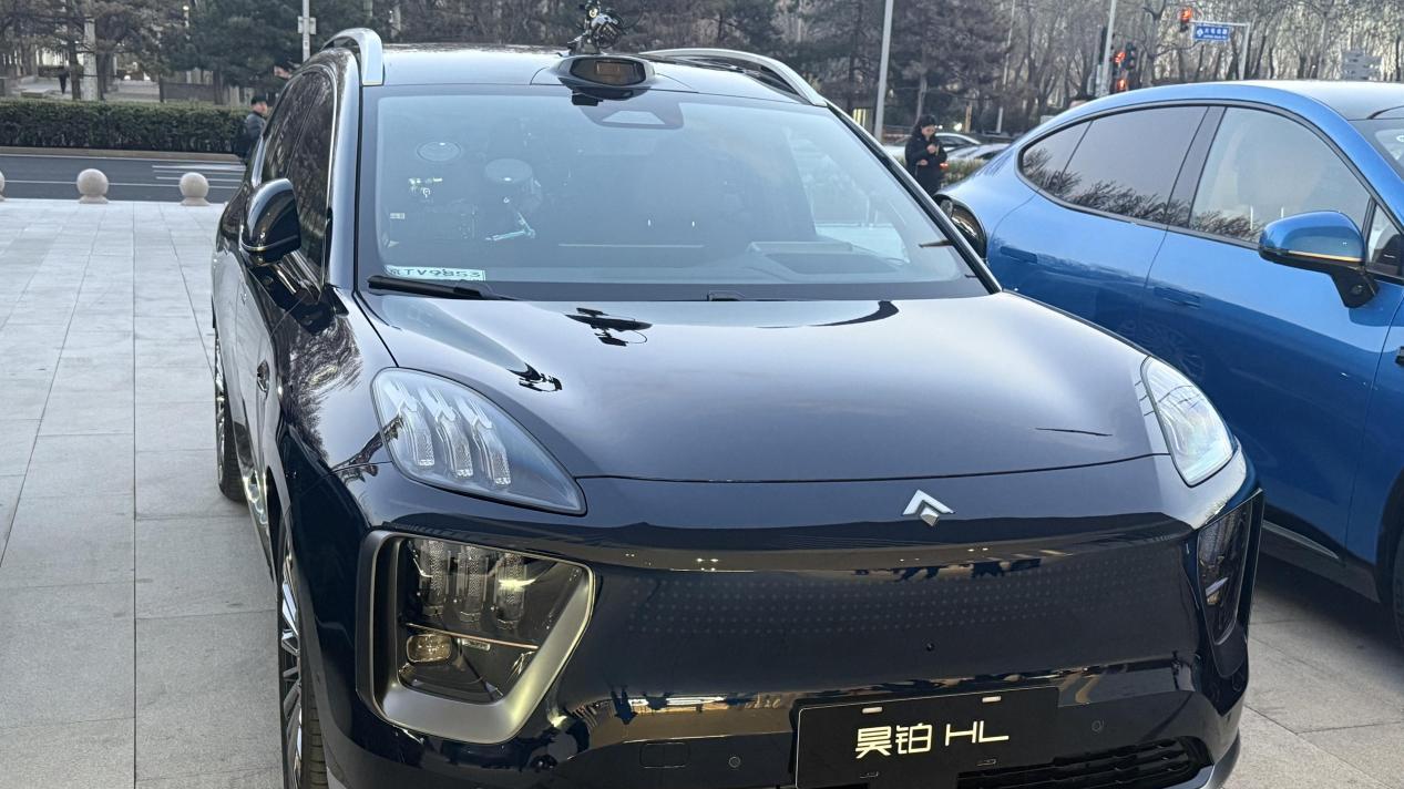 决战“全民智驾元年”！从高阶智驾到AI座舱，10余家主机厂纷纷亮出智能底牌