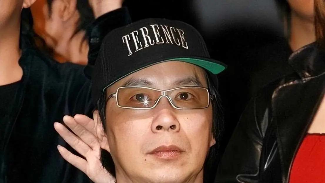 他曾与张国荣、谭咏麟齐名，49岁车祸瘫痪，被妻子扔在养老院22年