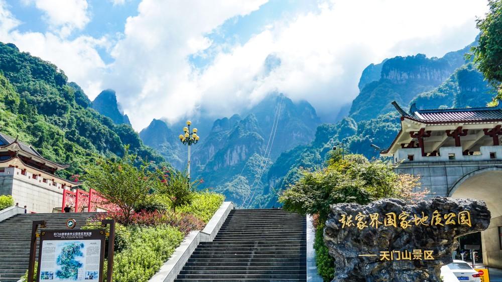 奇瑞天门山测试撞断护栏，防护绳脱落致失控，网友吵翻了