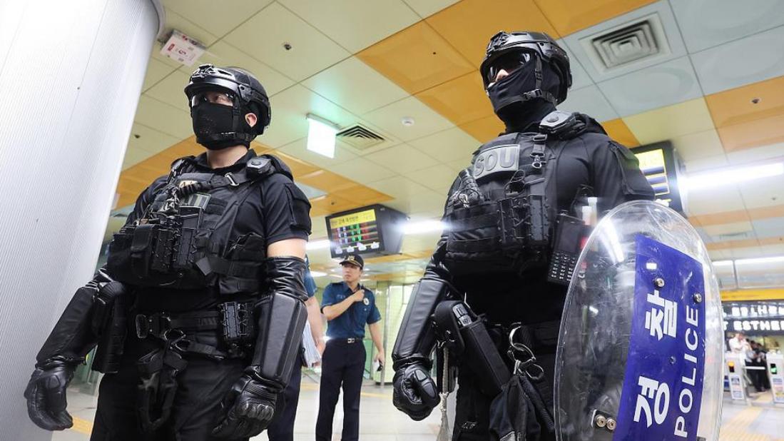 首尔警戒线背后的民主阵痛 两万警力筑起政治防火墙