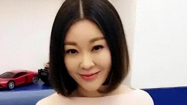 曾经能力出色的央视主持人王小骞，用自己的行动告诉了众人，为了流量网红能有多疯狂