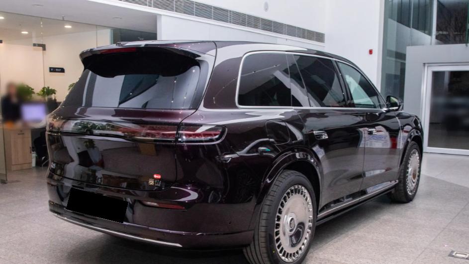 这气场这颜值，岚图泰山不愧是旗舰级SUV，车身长度超5.2m