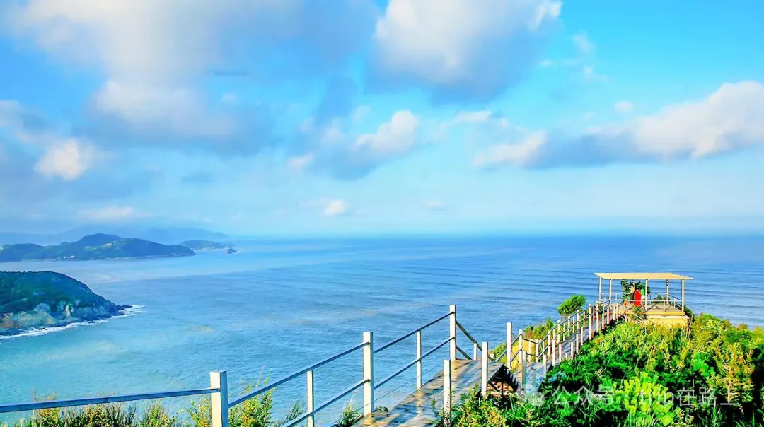 浙江最美自驾海岸线，被誉为“小垦丁”，串联海湾、渔村、沙滩、悬岛，适合“五一”出发