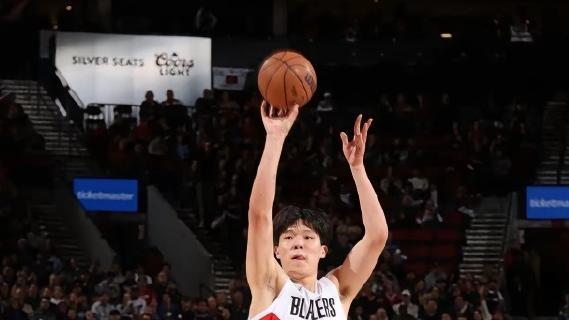 杨瀚森已融入NBA？两手一摊，尽显巨星风范！
