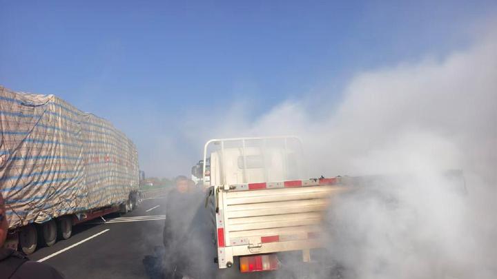 15分钟扑灭火焰！山东郓城好汉日兰高速勇救自燃车