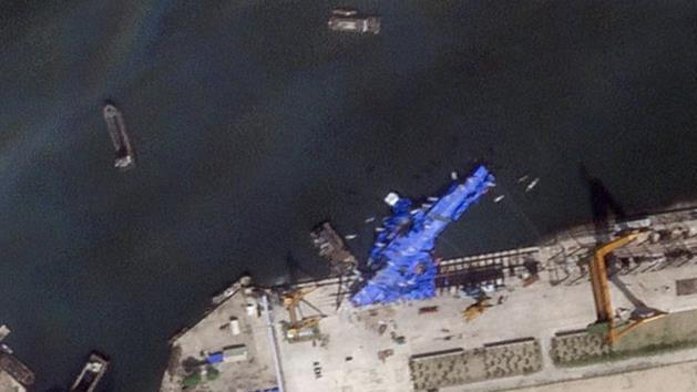 全球独一无二：为了扶正受损驱逐舰，朝鲜清津船厂用上了热气球？