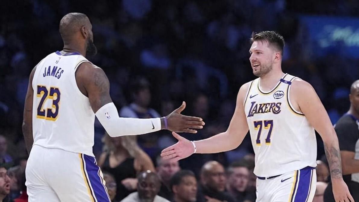 44-26！湖人惨遭18分大翻盘，东契奇詹姆斯掉链子，里夫斯带不动