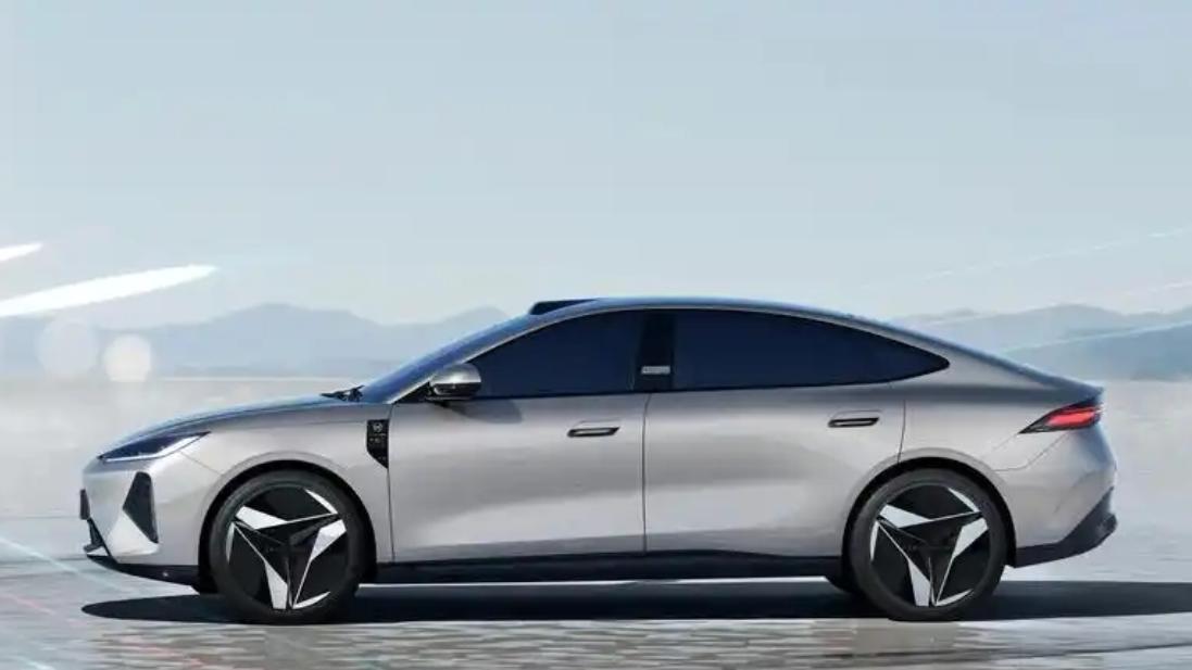 风云A5i？奇瑞全新三厢轿车专利申报图曝光，依然走犀利路线