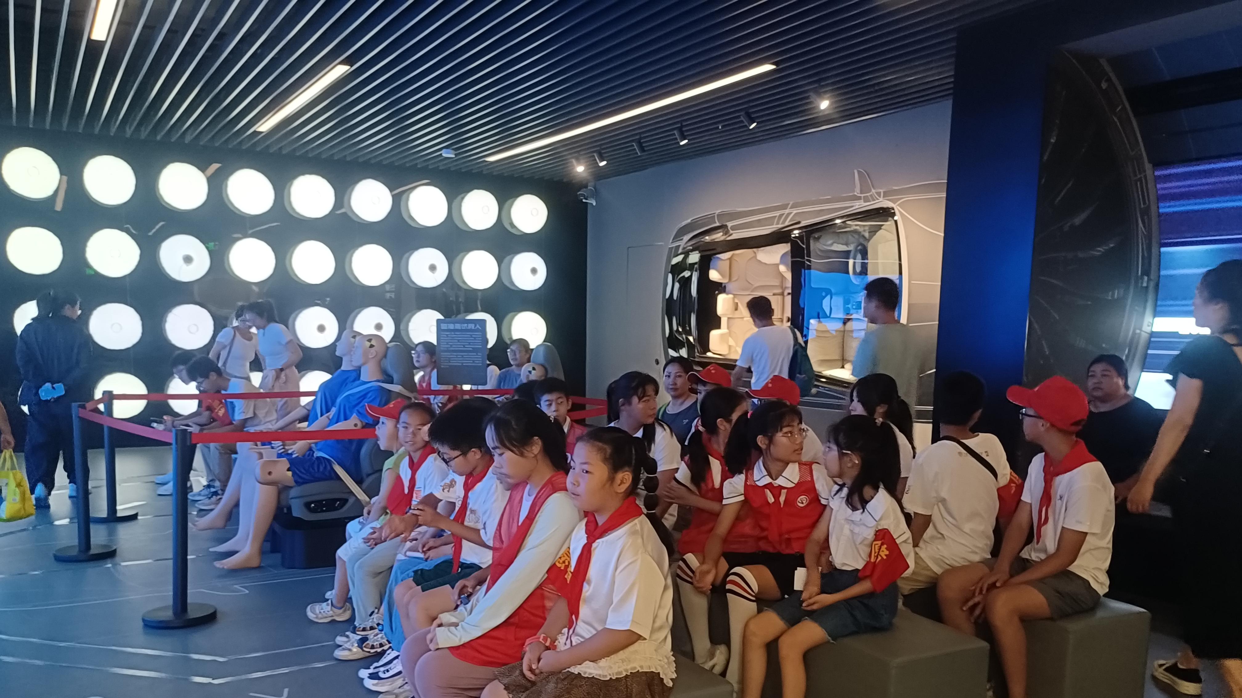 志愿赋能童心 让科技因爱更有力量——妙妙公益党支部组织“小志愿者”走进“迪空间” 开展公益讲解