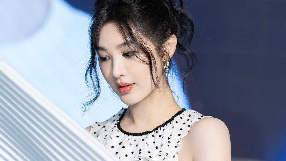 李菲儿机场照“认人难”：辨识度消逝下的审美之思