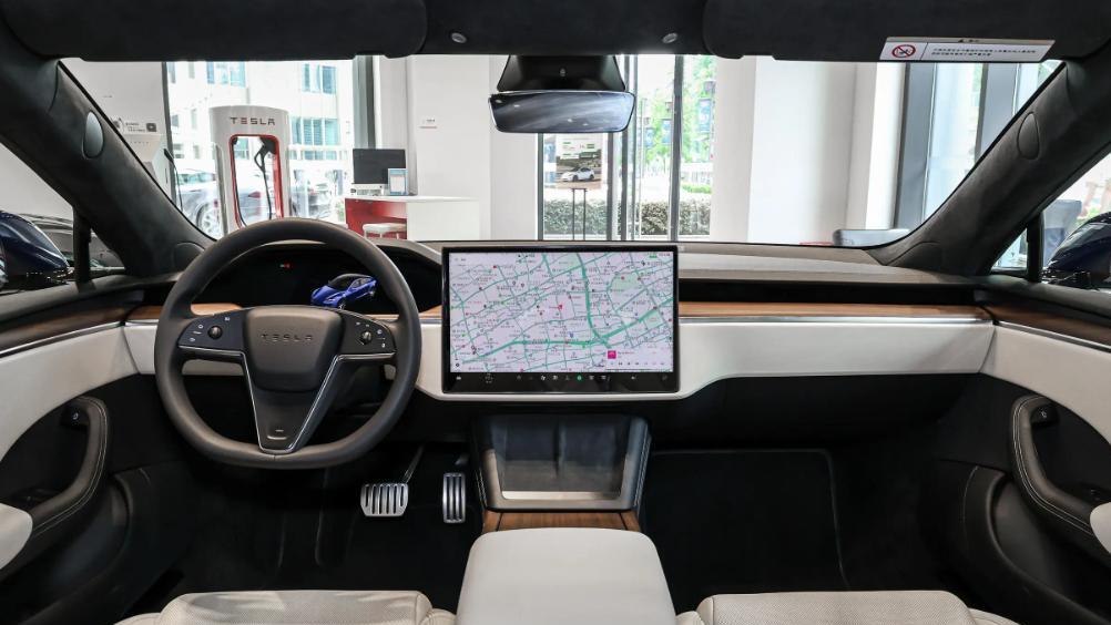 配400V平台，百公里加速2.1秒，特斯拉Model S实力如何？