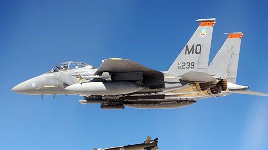 两架美机俯冲南昌舰，尾焰都能看到，南昌舰果断打开导弹盖板