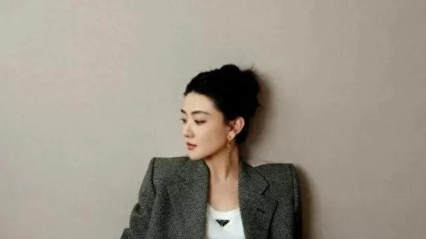 从“白月光”到“无戏可拍”：她为了爱情割舍掉的，竟是背后价值千万的资源！再度崛起能否逆袭？