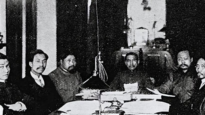 他拒娶宋美龄，婉拒黄埔校长之位，拱手把美人与江山让给了蒋介石