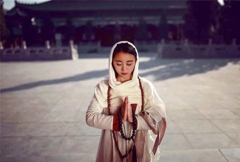 一个人突然变得好看，面带福相，一定逃不过这3个原因