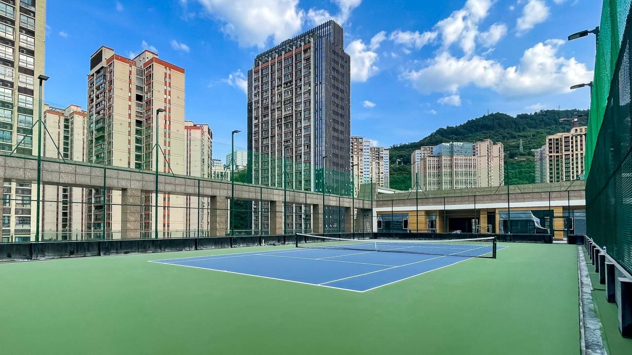 楼顶网球场建设方案，认准恰好时体育网球场丙烯酸