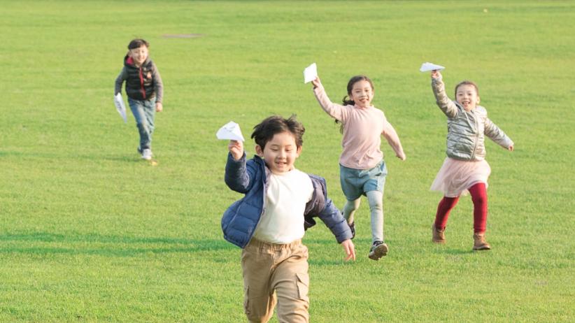 从每天摔 8 跤到稳步小跑：我终于搞懂娃摔跤的“正常与异常”