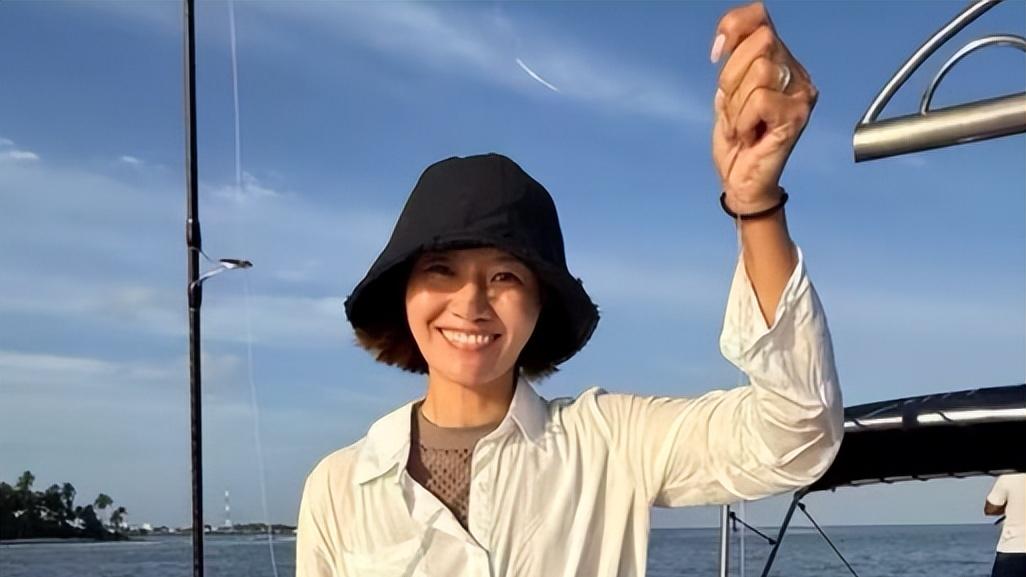 43岁李娜现状：退役多年成富婆，儿女双全，越来越美丽了