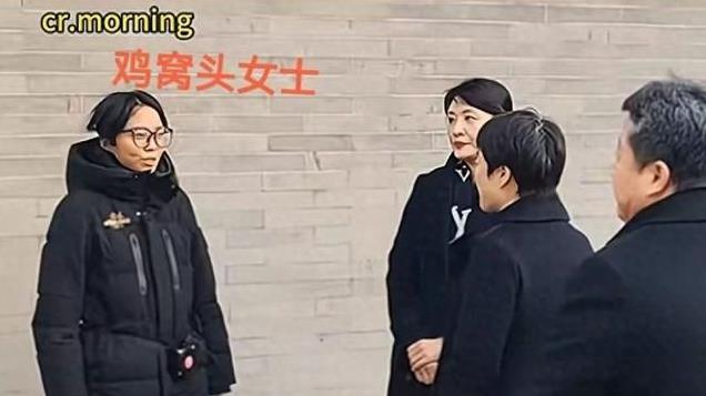 “鸡窝头”女孩是公益岗位，每月工资不多，她穿的是大牌波司登呀