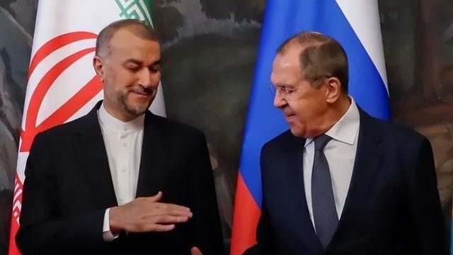 伊朗被打，俄罗斯不出兵还撤侨？普京这步棋“绝”了