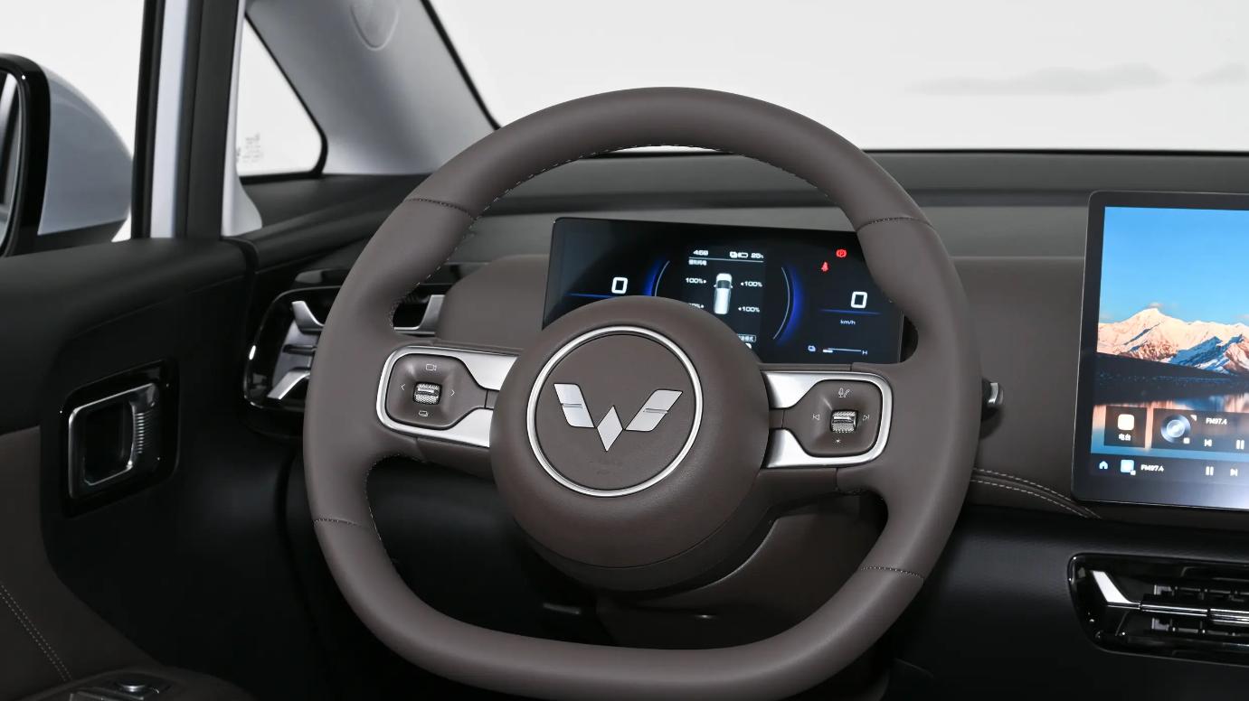 起步7.3万确实亲民路线，五菱星光730搅局MPV，插混版比较香？