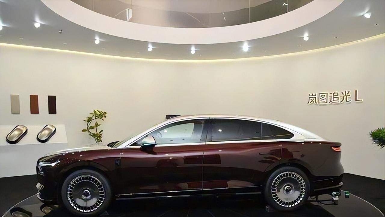 岚图追光L上市，造型稳重，华为乾崑ADS 4+鸿蒙座舱5，兼容5C超充