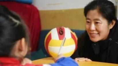 吉林一6岁女孩妈妈改嫁、爸爸智障，从来没洗过澡的她又脏又臭，谁料，操场上偶遇1女老师，改变了她的人生