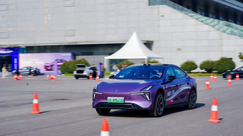 深蓝L06燃动江城 凭硬核实力定义“公路磁悬浮”新体验